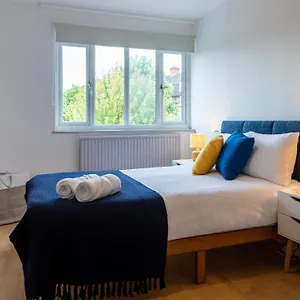 3-bedroom-townhouse-in-london.cambridgehotelsuk.com/