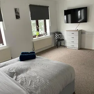 lovely-4-bedroom-2-bathroom-home.cambridgehotelsuk.com/