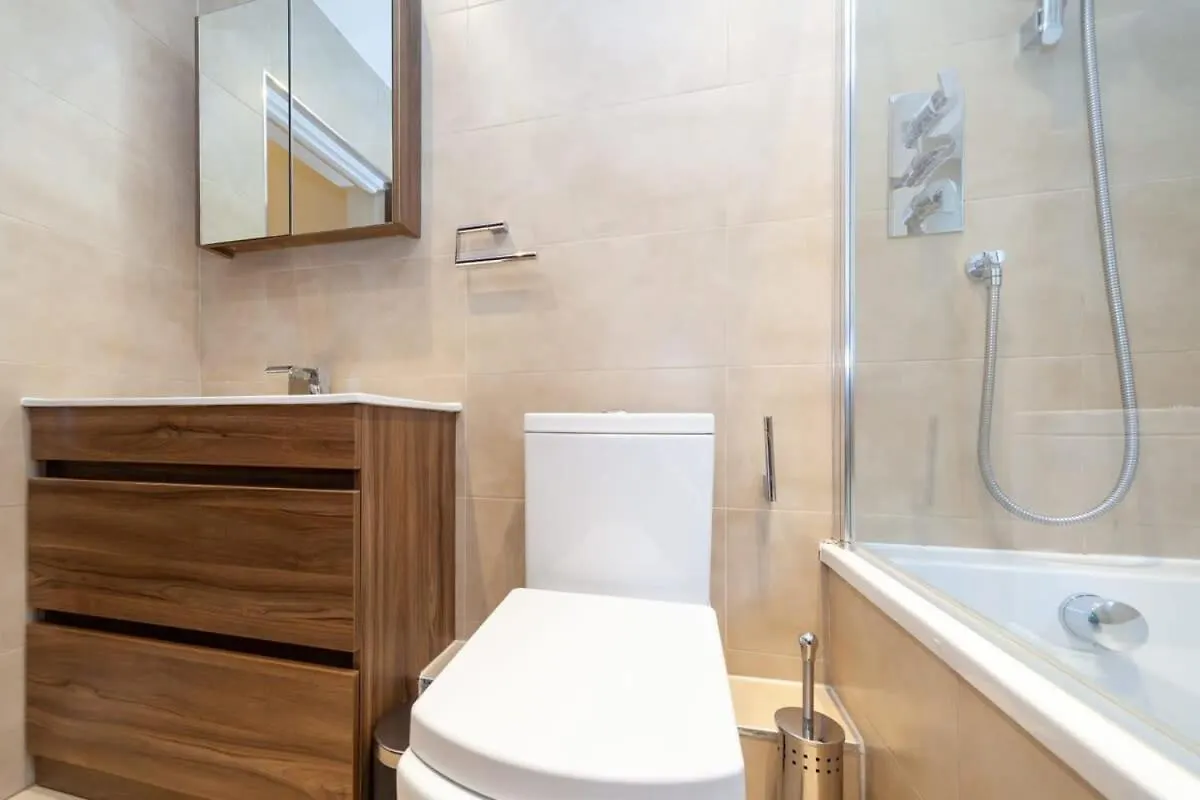 Spacious 2 Bedroom Maisonette In Stratford London