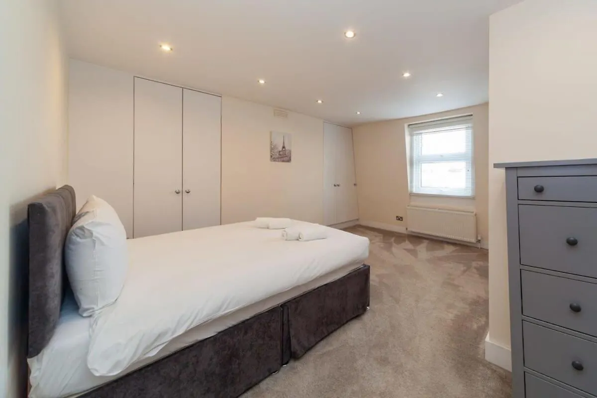 Spacious 2 Bedroom Maisonette In Stratford London Apartment