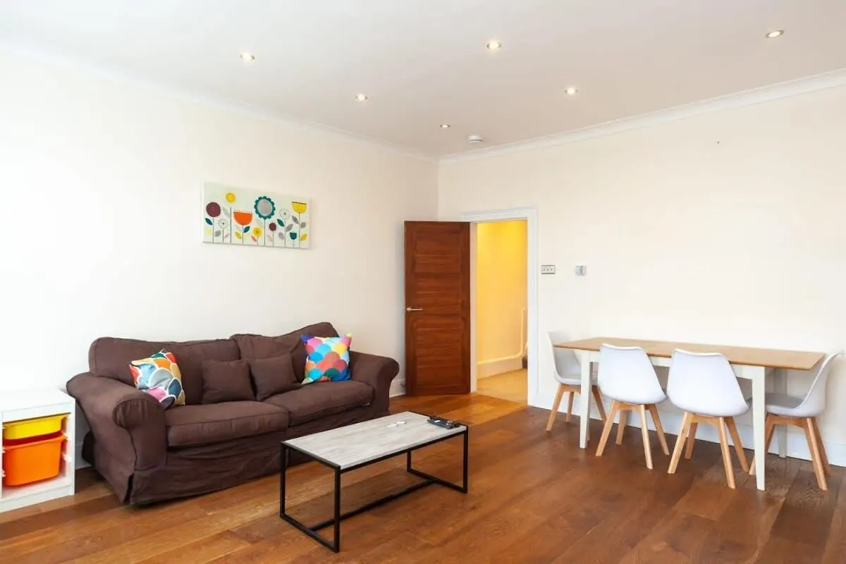 Spacious 2 Bedroom Maisonette In Stratford London